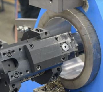 دستگاه‌های تراشکاری ابزاری ضروری در صنایع ماشین‌ کاری و تولیدی هستند که برای بزرگ‌ کردن سوراخ‌ها یا ایجاد اشکال استوانه‌ای دقیق در مواد مختلف استفاده می‌شوند. در بین این ماشین ها، دستگاه ثابت تراش به دلیل طراحی و قابلیت های خاص خود جایگاه منحصر به فردی را به خود اختصاص داده است.