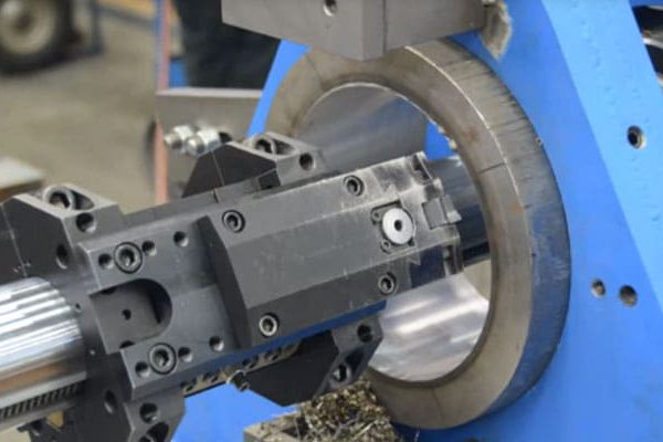 دستگاه ثابت تراش دستگاههای تراشکاری ابزاری ضروری در صنایع ماشین کاری و تولیدی هستند که برای بزرگ کردن سوراخها یا ایجاد اشکال استوانهای دقیق در مواد مختلف استفاده میشوند. در بین این ماشین ها، دستگاه ثابت تراش به دلیل طراحی و قابلیت های خاص خود جایگاه منحصر به فردی را به خود اختصاص داده است.