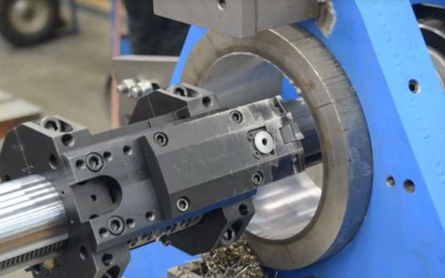 دستگاه‌های تراشکاری ابزاری ضروری در صنایع ماشین‌ کاری و تولیدی هستند که برای بزرگ‌ کردن سوراخ‌ها یا ایجاد اشکال استوانه‌ای دقیق در مواد مختلف استفاده می‌شوند. در بین این ماشین ها، دستگاه ثابت تراش به دلیل طراحی و قابلیت های خاص خود جایگاه منحصر به فردی را به خود اختصاص داده است.